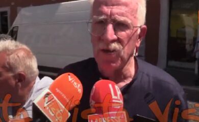 Tassisti incatenati a Palazzo Chigi: “Il Governo decida da che parte stare”