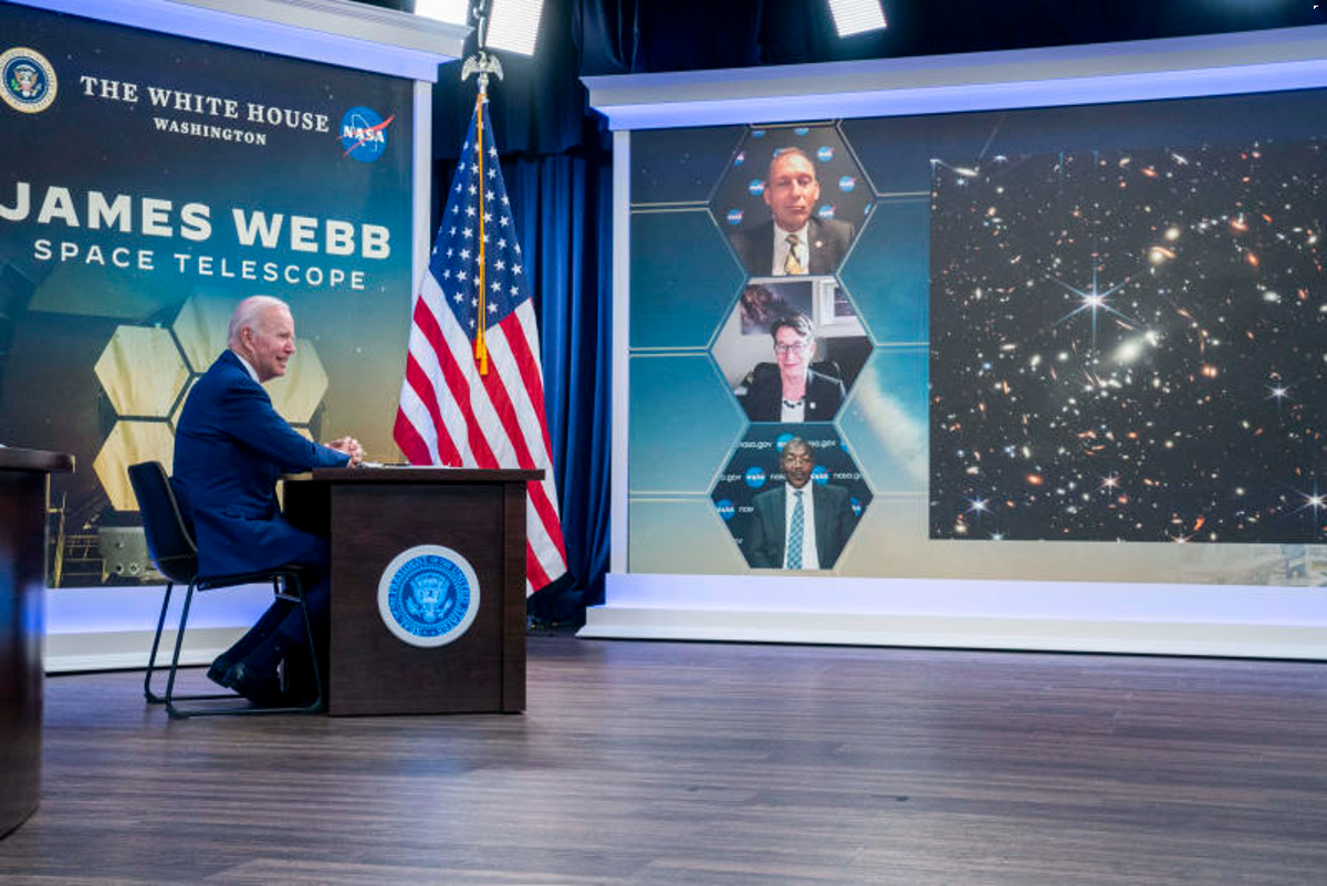 Usa, Joe Biden svela la prima immagine del telescopio James Webb Usa, Joe Biden svela la prima immagine del telescopio James Webb