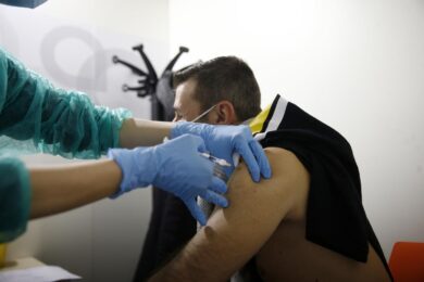 Moratti: “Da domani attivo portale per prenotazione quarta dose”