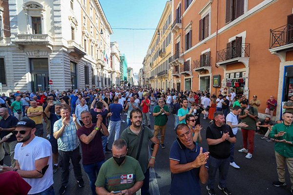 Roma ostaggio dei tassisti, ultima corporazione in rivolta contro Draghi
