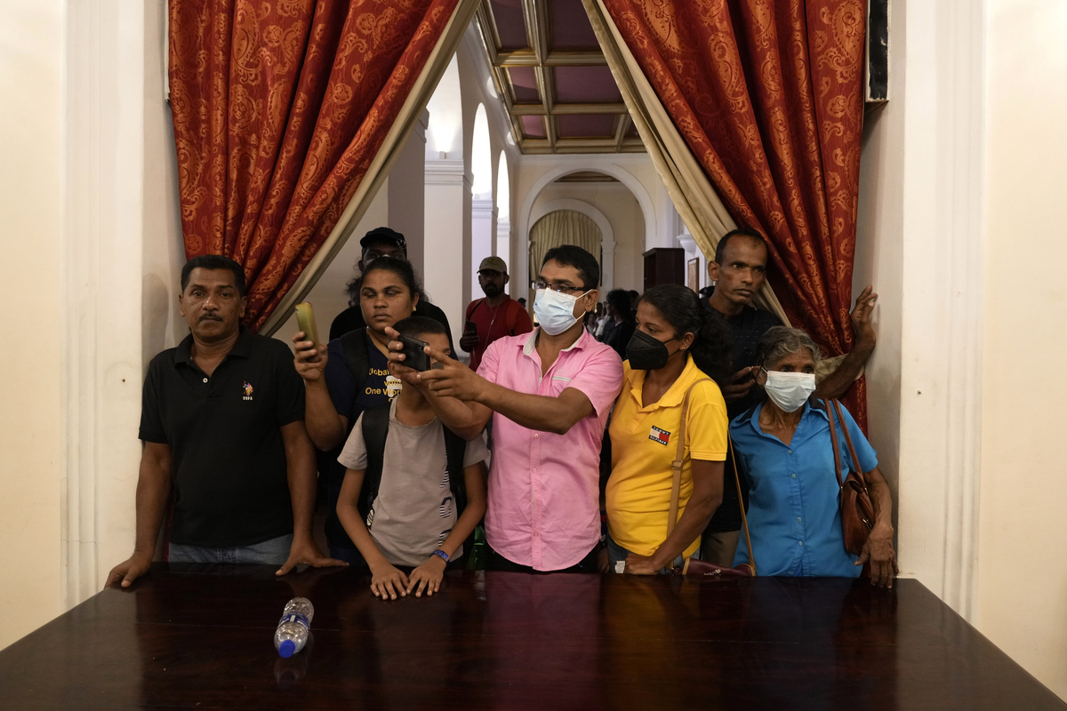 Sri Lanka in stato di emergenza, il presidente se la svigna alle Maldive