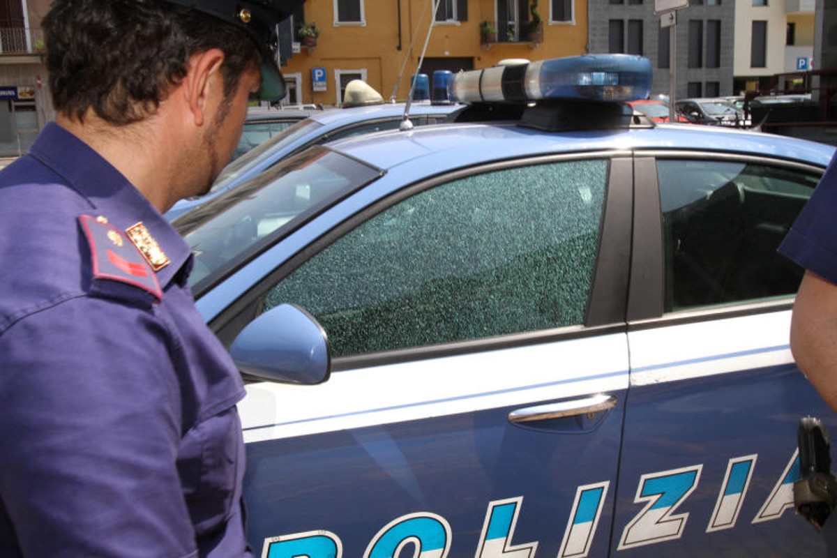 Milano, rapinatori picchiano i negozianti in pieno giorno Milano, rapinatori picchiano i negozianti in pieno giorno