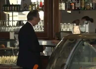 Sala a Roma: caffè in piazza Colonna prima di incontrare Draghi. VIDEO