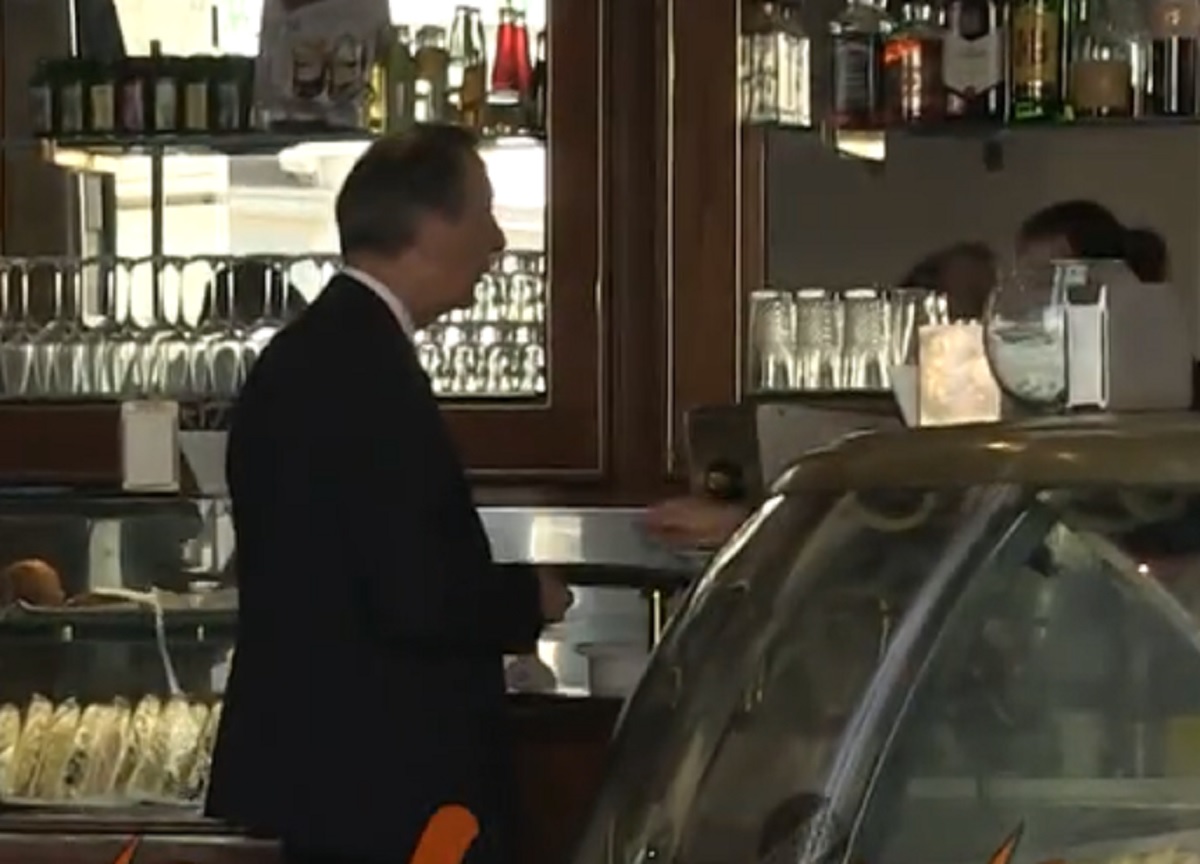Sala a Roma: caffè in piazza Colonna prima di incontrare Draghi. VIDEO Sala a Roma: caffè in piazza Colonna prima di incontrare Draghi. VIDEO