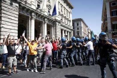 Roma, i tassisti ancora contro Selvaggia Lucarelli: “Sei una put***a”. VIDEO