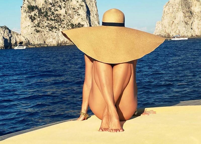 Ilary in Tanzania per scordare Totti: foto hot senza reggiseno… e che lato b Ilary in Tanzania per scordare Totti: foto hot senza reggiseno… e che lato b