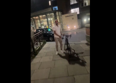 Guardiola inseguito in bici, paura per una rapina: ma il fan voleva un selfie