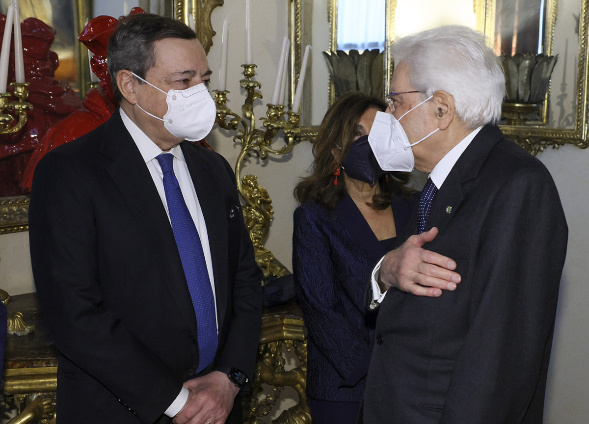 Quirinale, Mattarella a Draghi: “Non sei stato sfiduciato, torna alle Camere” Quirinale, Mattarella a Draghi: “Non sei stato sfiduciato, torna alle Camere”