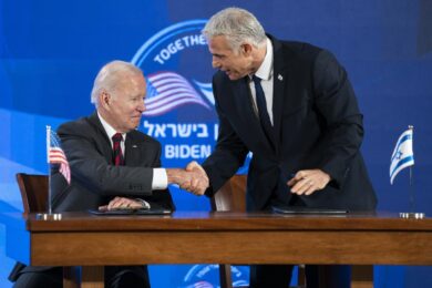 Usa, Biden firma un patto con Israele. Immediata l’ira di Teheran
