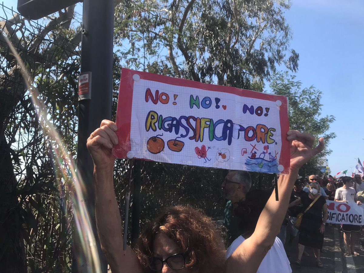 Gas, proteste bipartisan in piazza a Piombino contro il rigassificatore. FOTO