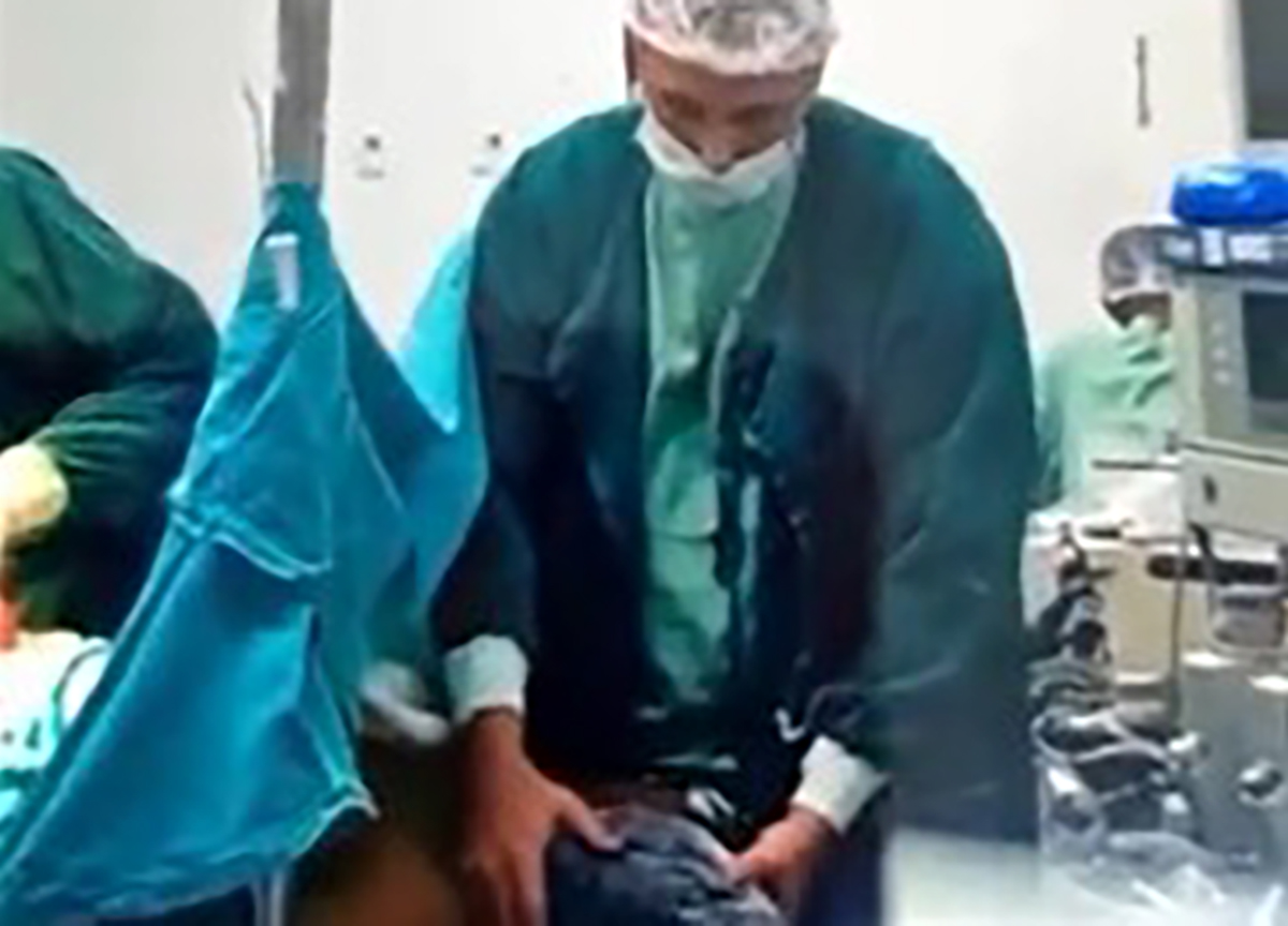 Abusa di una donna anestetizzata in attesa del parto, medico arrestato. VIDEO Abusa di una donna anestetizzata in attesa del parto, medico arrestato. VIDEO