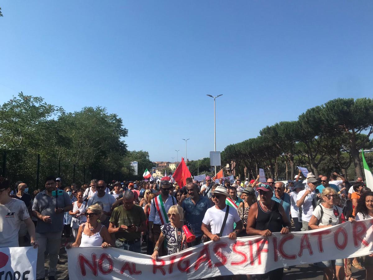 Gas, proteste bipartisan in piazza a Piombino contro il rigassificatore. FOTO