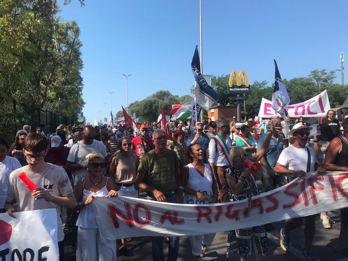 Gas, proteste bipartisan in piazza a Piombino contro il rigassificatore. FOTO