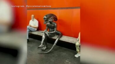 Un alieno in metro a Milano: il video è virale