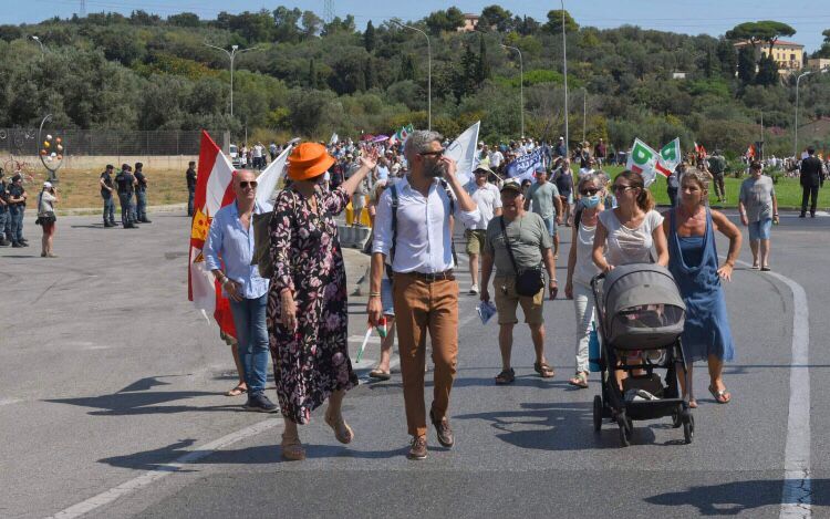 Gas, proteste bipartisan in piazza a Piombino contro il rigassificatore. FOTO