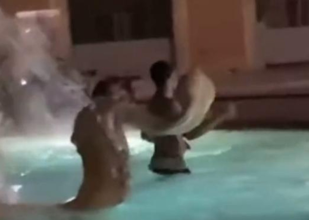 Roma, oltraggio a piazza Navona: 2 turisti si tuffano nella fontana dei Fiumi Roma, oltraggio a piazza Navona: 2 turisti si tuffano nella fontana dei Fiumi
