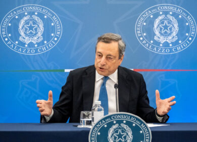Per Draghi in piazza della Scala. Ma il Pd c’è a titolo “personale”