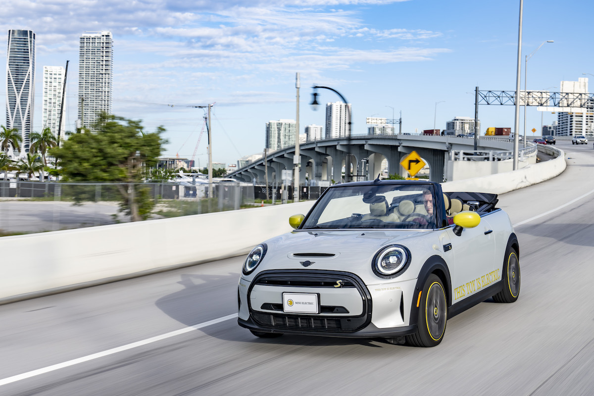 MINI svela la Cooper SE Cabrio 100% elettriva