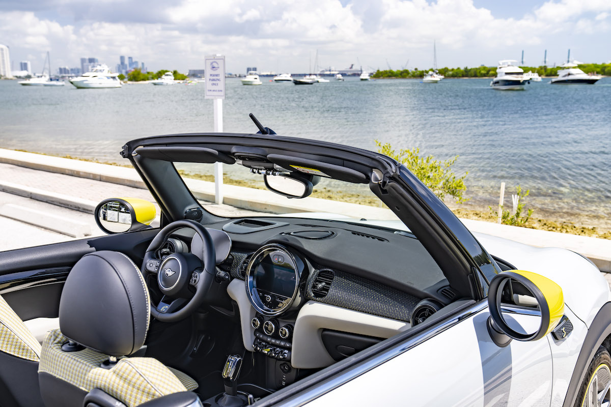 MINI svela la Cooper SE Cabrio 100% elettriva
