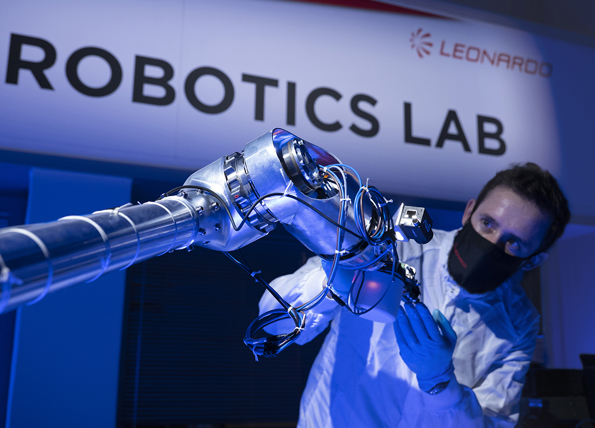 Leonardo, accordo con ESA per braccio robotico su Marte Leonardo, accordo con ESA per braccio robotico su Marte