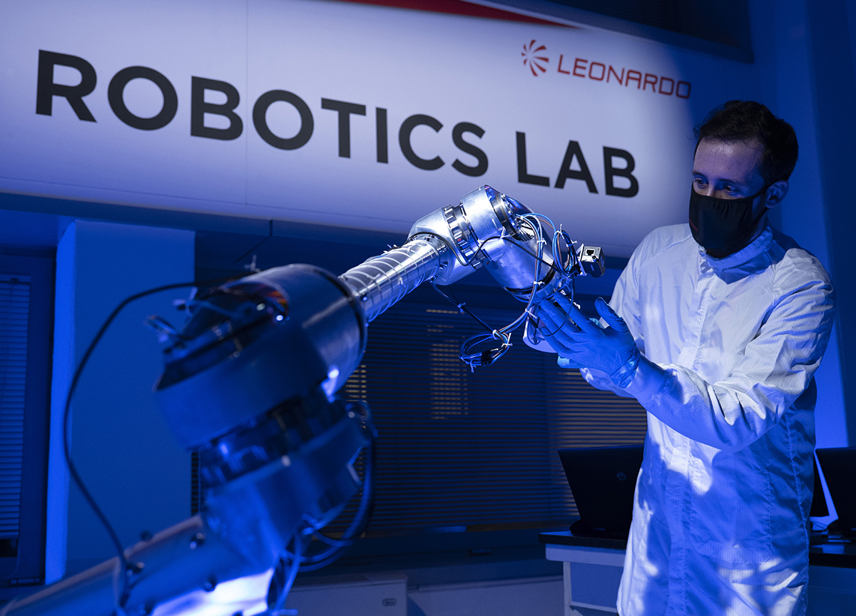 Leonardo, accordo con ESA per braccio robotico su Marte Leonardo, accordo con ESA per braccio robotico su Marte