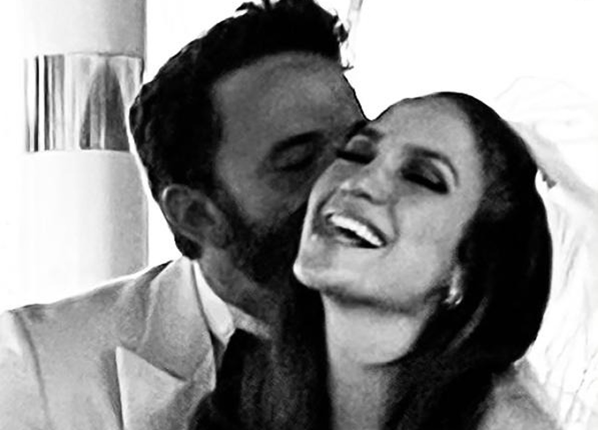Jennifer Lopez e Ben Affleck sposi, ma con gli abiti riciclati Jennifer Lopez e Ben Affleck sposi, ma con gli abiti riciclati