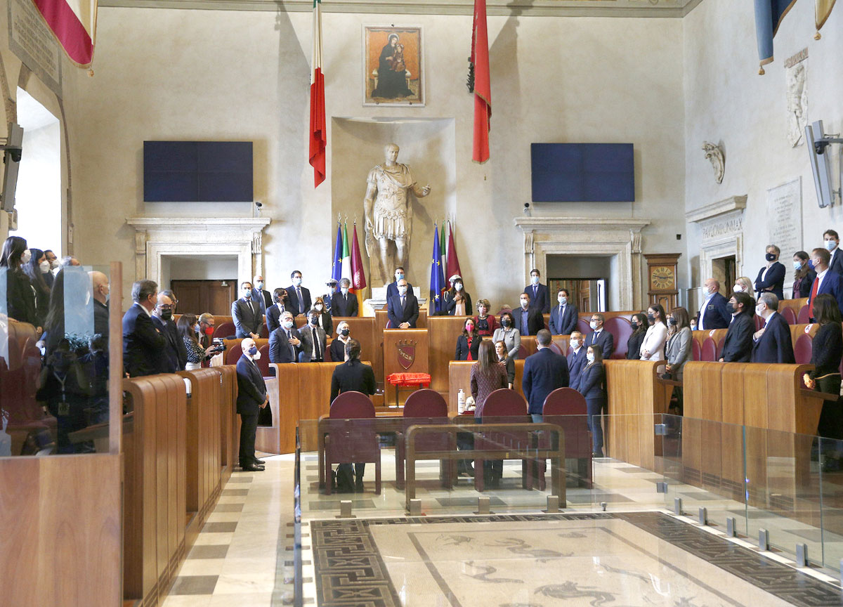 Roma, l’assurdo aumento di stipendio dei consiglieri: premiati i disoccupati