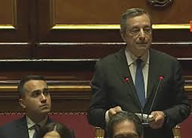 Governo, ecco l’intenso sguardo di ammirazione di Di Maio per Draghi. VIDEO