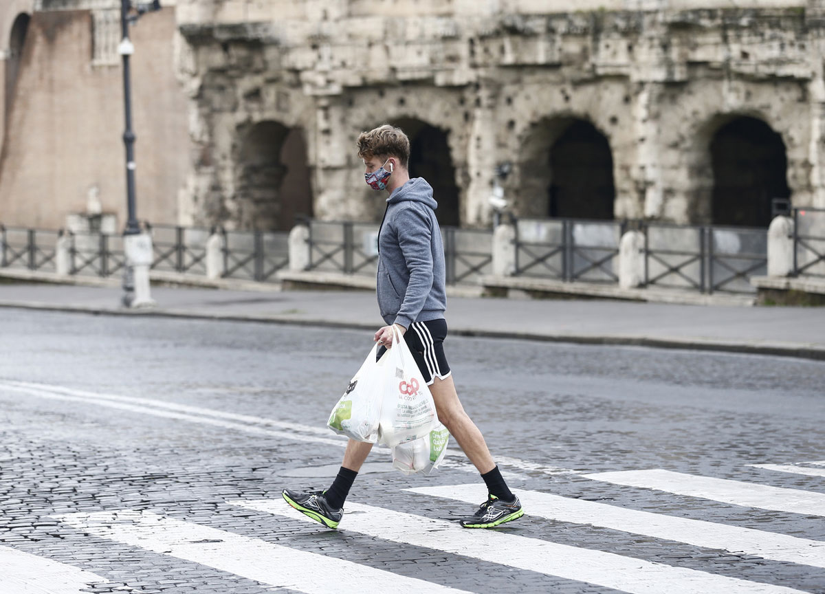 Roma tinta di bianco: strisce pedonali, la mega verniciata del centro storico