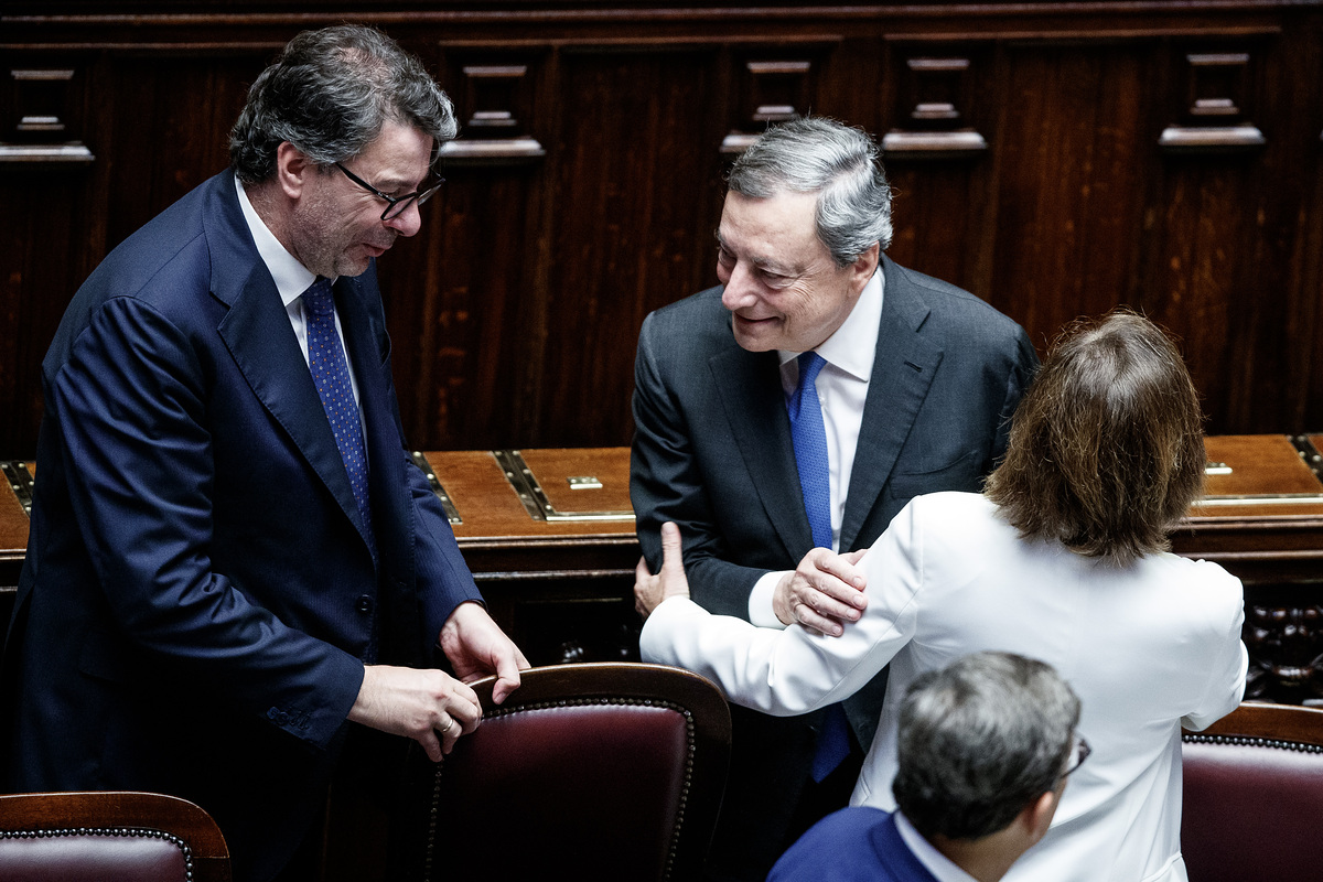 Governo, Draghi in cdm: “Rimettiamoci al lavoro”. Elezioni il 25 settembre Governo, Draghi in cdm: “Rimettiamoci al lavoro”. Elezioni il 25 settembre