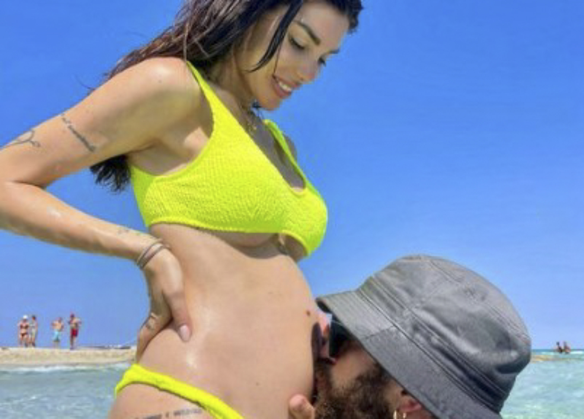 Bianca Atzei è incinta e annuncia la sua gravidanza via social Bianca Atzei è incinta e annuncia la sua gravidanza via social