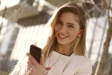Smartphone, crollano le vendite nel 2022: la gente vuole spendere di meno