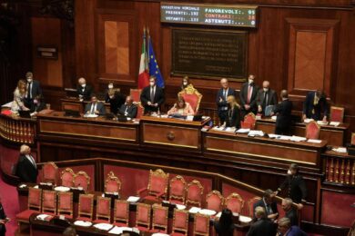 Draghi al Senato per la fiducia: spettacolo imbarazzante della classe politica