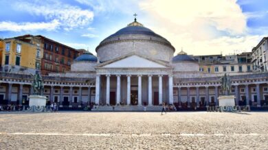 Napoli, rapinano un turista ma l’orologio è falso e glielo restituiscono