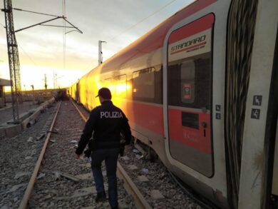 Trani, 44enne morto incastrato tra le porte del treno regionale