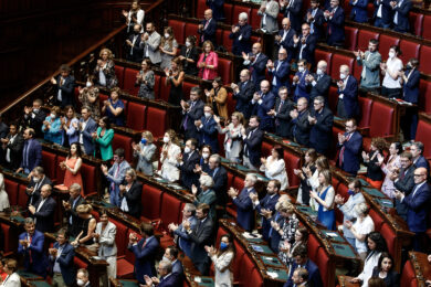 Pensioni, il vitalizio dei parlamentari è salvo (anche se il governo è caduto)