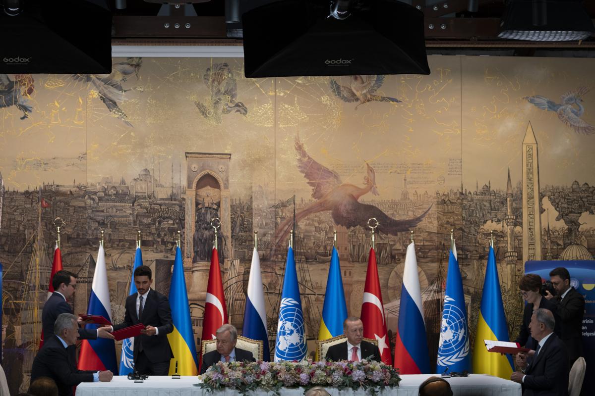 Istanbul, accordo sul grano tra Kiev e Mosca: la firma con Erdogan e Guterres Istanbul, accordo sul grano tra Kiev e Mosca: la firma con Erdogan e Guterres