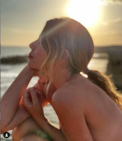 Alessia Marcuzzi, bagno a mezzanotte: via il reggiseno. Acqua bollente. FOTO