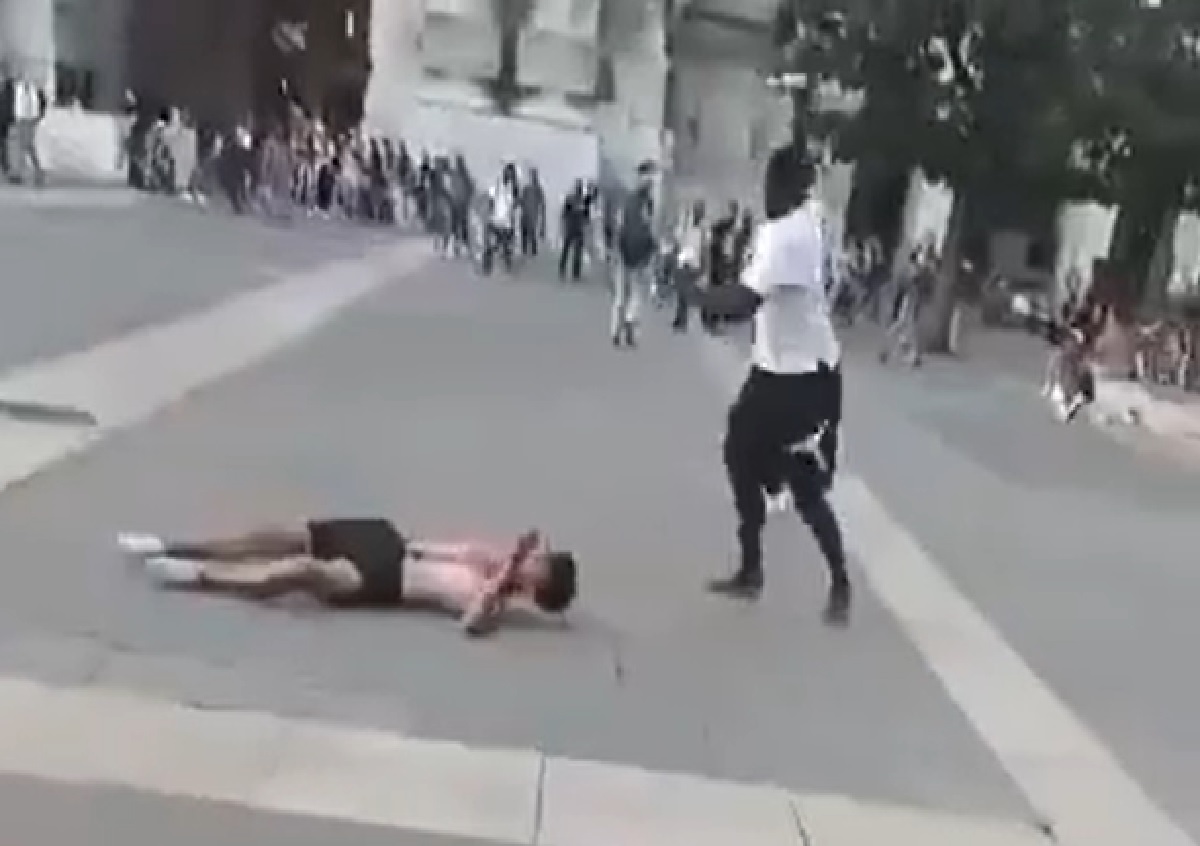 Ragazzo pestato a sangue, il video choc davanti alla Stazione Ragazzo pestato a sangue, il video choc davanti alla Stazione