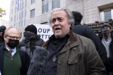 Capitol Hill, Bannon condannato per oltraggio. S’indaga sui telefoni degli 007