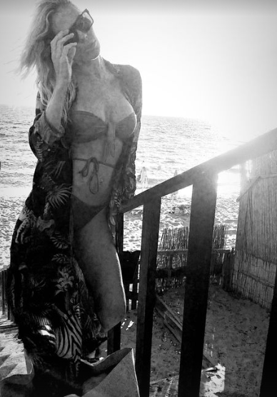 Ilary Blasi in spiaggia a Sabaudia senza Totti: gallery da urlo