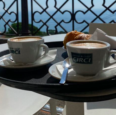 Ilary Blasi in spiaggia a Sabaudia senza Totti: gallery da urlo