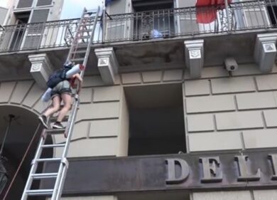 Piemonte, attivisti per il clima protestano e scalano il Palazzo della Regione