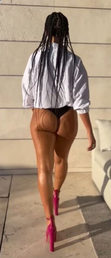 Georgina Rodriguez, perizoma e tacchi alti: lady Ronaldo, sfilata da infarto