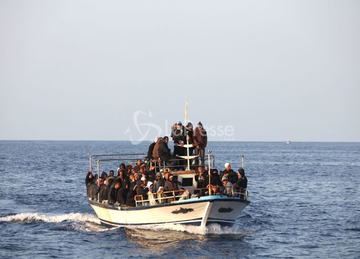 Migranti: 179 a bordo. 5 morti di sete, 5 scafisti fermati a Messina Migranti: 179 a bordo. 5 morti di sete, 5 scafisti fermati a Messina