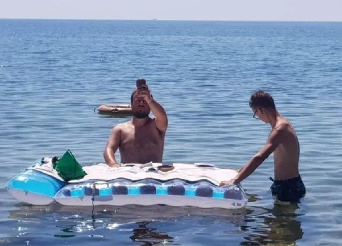 Crotone, prete celebra messa in mare. Al posto dell’altare un materassino Crotone, prete celebra messa in mare. Al posto dell’altare un materassino