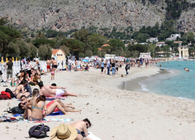 Francia, uomo ucciso a fucilate per aver spiato una spiaggia di nudisti