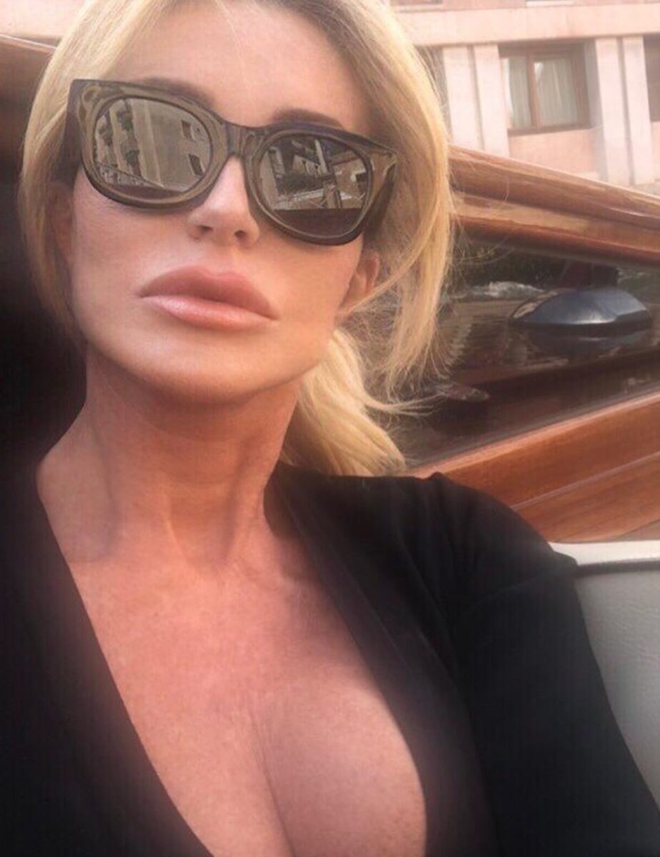 Paola Ferrari, bikini rosso fuego: che spettacolo la giornalista Rai. LA FOTO Paola Ferrari, bikini rosso fuego: che spettacolo la giornalista Rai. LA FOTO
