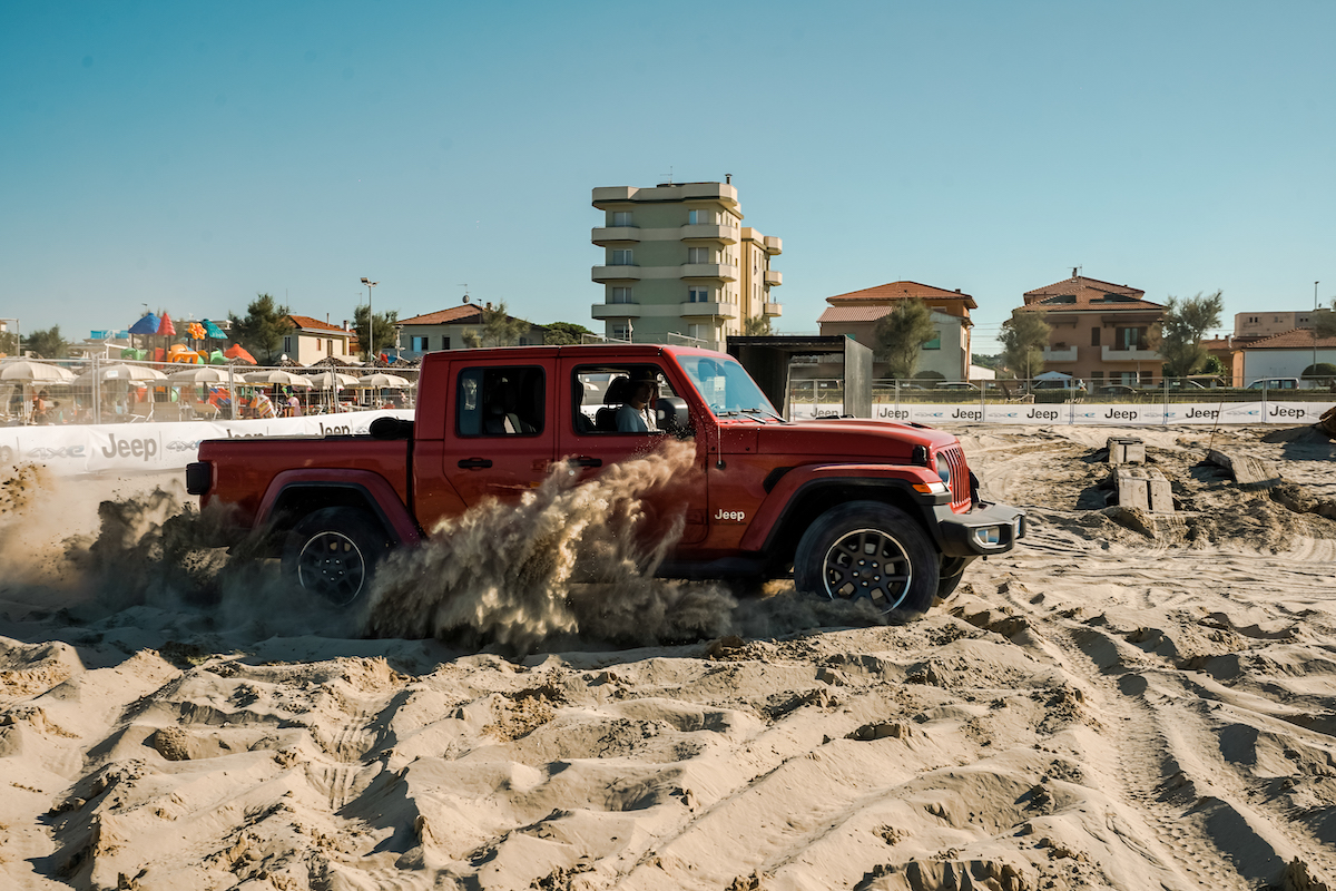 Off road sulla sabbia con i SUV Jeep agli Xmasters