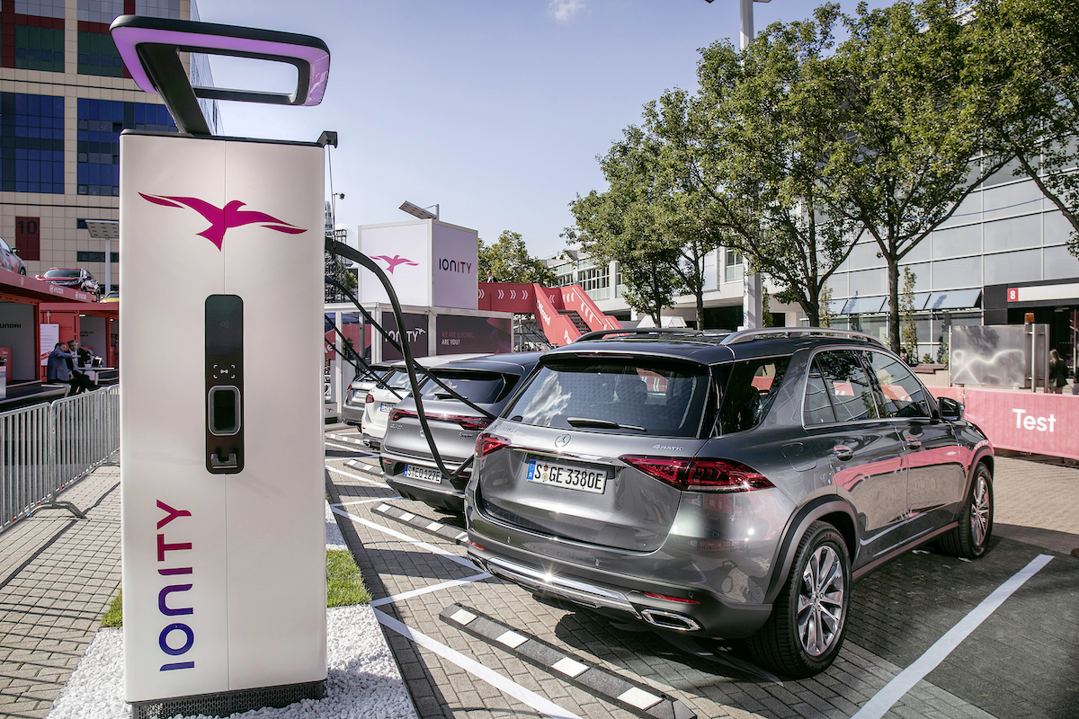 Stabile in Italia il mercato full electric, salgono gli ibridi Stabile in Italia il mercato full electric, salgono gli ibridi